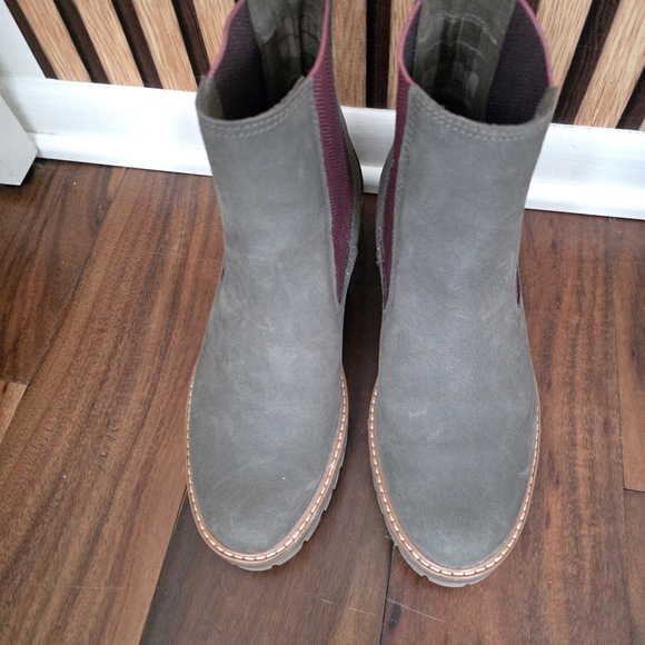 Timberland Women's Olive and Burgundy Chelsea Boots - Picture 4 of 6